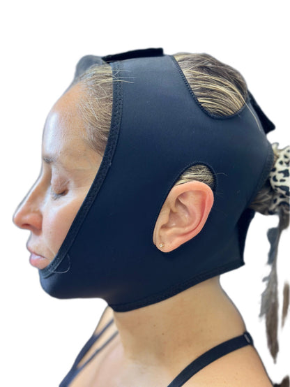 Mentonera postoperatoria facial puesta, compresión de mentón y cuello